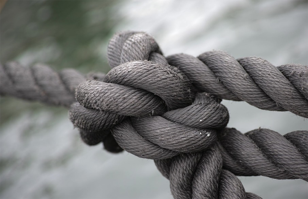 Two ropes tided into a tight knot to represent strenght
